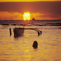 Havaji, Silueta Kanua Na Oceanu Pri Zalasku Sunca, Narančasti Naglasci Na Vodi I Sunce Na Horizontu. Ispis plakata